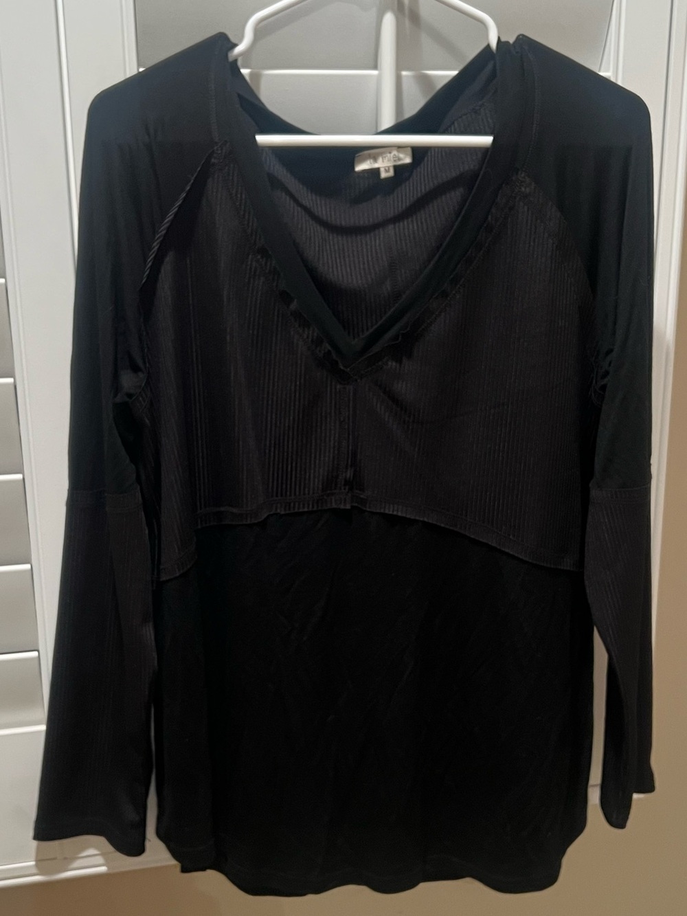 Women’s La miel Ribbed Patchwork V Neck Long Sleeve Top size medium in back